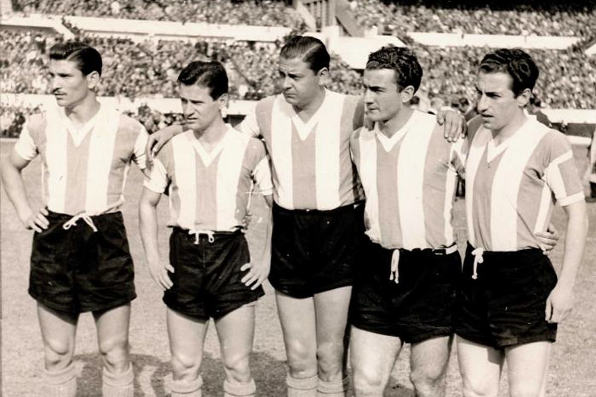 Rodolfo Miceli (izq.), junto con Carlos Cecconato, Carlos Lacasia, Ernesto Grillo y Osvaldo Cruz, en la cancha de River; aquella tarde de 1953, Argentina le ganó a Inglaterra 3 a 1, con un gol suyo y el icónico tanto de Grillo