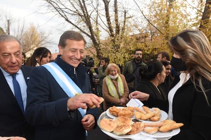 Rodolfo Suarez encabezó los actos oficiales, con el tradicional Toque de Diana y disfrutó de comidas típicas junto a los vecinos de la residencia oficial, en Luján de Cuyo.