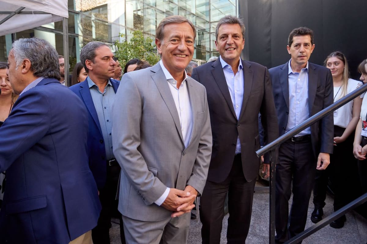 Rodolfo Suárez, gobernador de Mendoza, le cuestionó a Massa el "dólar malbec"; atrás, observa Wado de Pedro