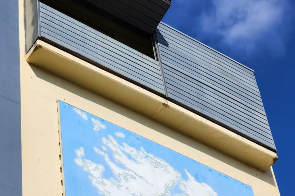 Rodolfo Suarez mandó a descubrir los símbolos patrios que tapó la FIFA para el Mundial Sub20 en el estadio Malvinas Argentinas.