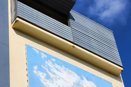 Rodolfo Suarez mandó a descubrir los símbolos patrios que tapó la FIFA para el Mundial Sub20 en el estadio Malvinas Argentinas.