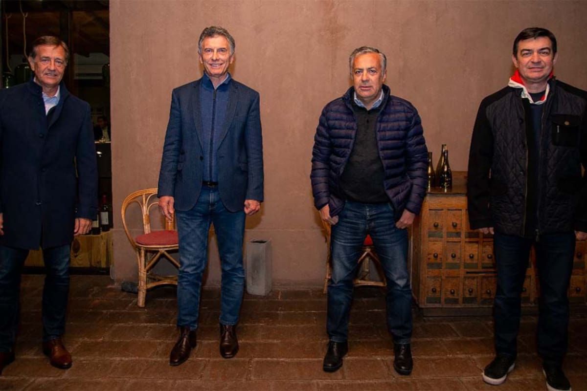 Rodolfo Suárez, Mauricio Macri, Alfredo Cornejo y Omar De Marchi, anoche, en Mendoza