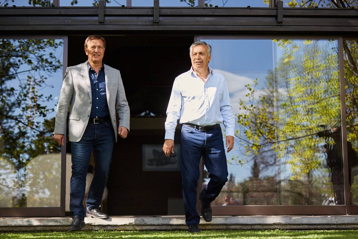 Rodolfo Suarez y Alfredo Cornejo, ayer, en la residencia oficial de Mendoza