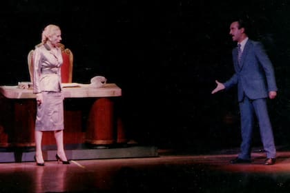 Rodolfo Valss junto a Nacha Guevara en una escena de Eva, el gran musical argentino