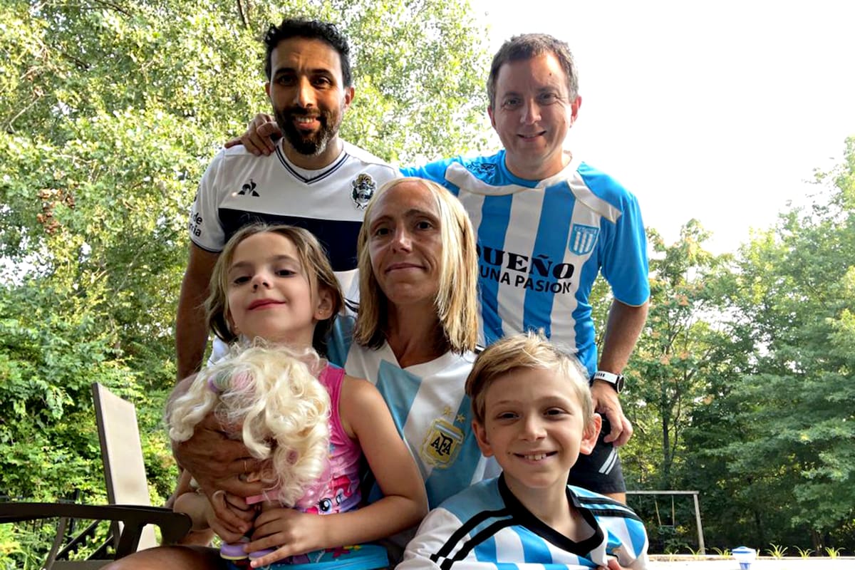 Rodolfo Vargas (arriba a la izquierda), junto a Fernanda Gennaro, su esposo Gabriel y sus dos hijos Juan y Olivia