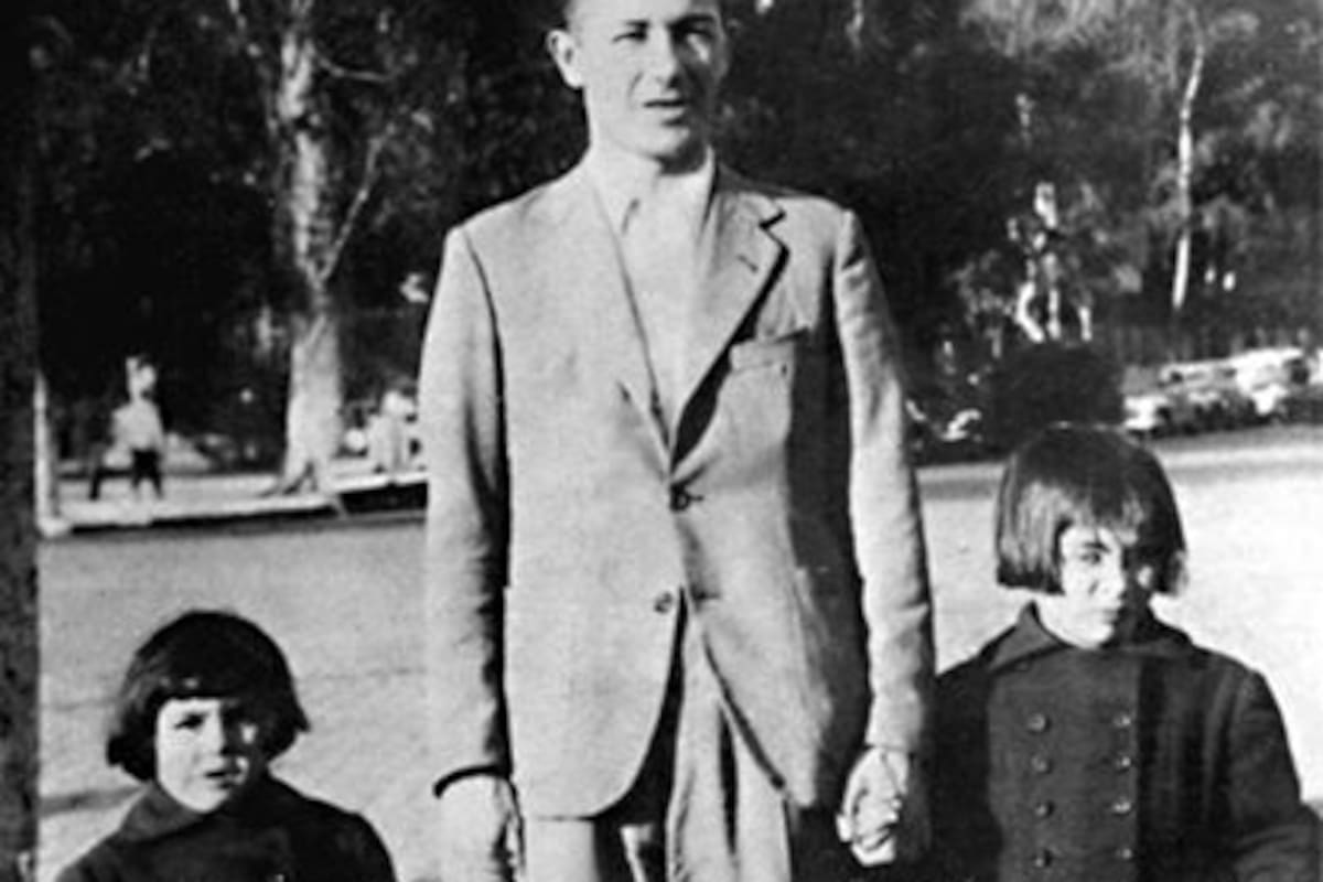 Rodolfo Walsh y sus hijas, a mediados de los años 50