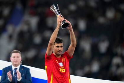 Rodri, con el premio al mejor futbolista de la última Eurocopa, ganada por España