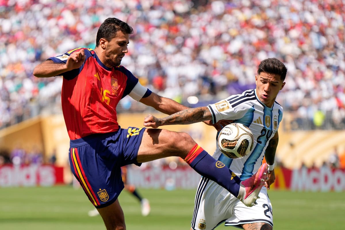 Rodri controla la pelota ante Enzo Fernández en la final del Mundial