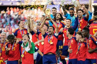 Aferrada a su identidad táctica y talento colectivo, España reina en el fútbol mundial