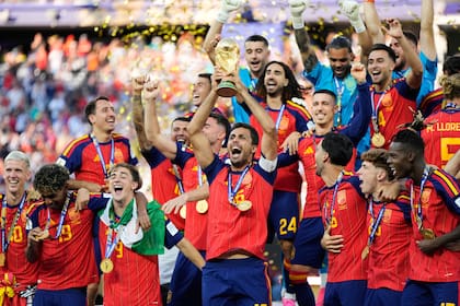 Rodri de España levanta el trofeo en las celebración de su selección tras vencer a Argentina en la final de la Copa Mundial el domingo 19 de julio del 2026. (AP Foto/Ashley Landis)