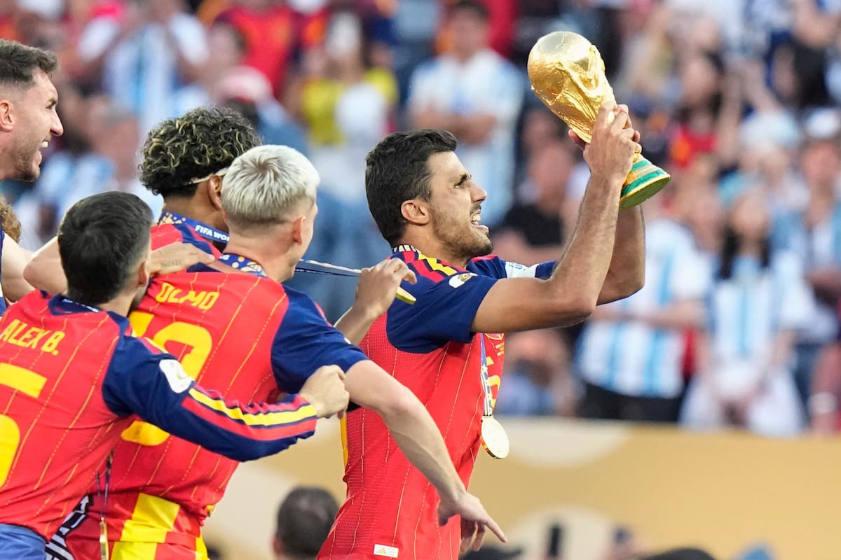 Rodri, de España, levanta la Copa del Mundo tras derrotar a Argentina en la final en East Rutherford, Nueva Jersey