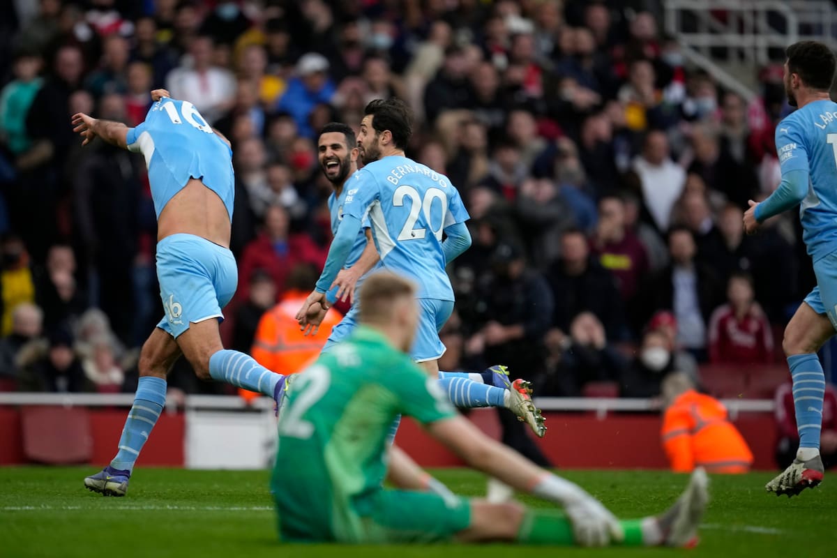 Rodri, del Manchester City, comienza a quitarse la remera y corre para celebrar con sus compañeros después de anotar el segundo gol de su equipo ante Arsenal por la Premier League