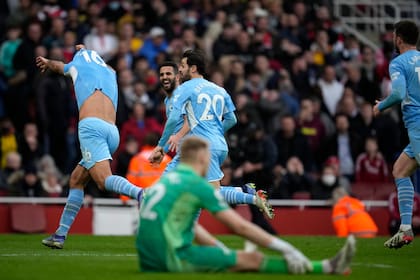 Rodri, del Manchester City, comienza a quitarse la remera y corre para celebrar con sus compañeros después de anotar el segundo gol de su equipo ante Arsenal por la Premier League