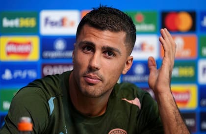 Rodri, el centrocampista del Manchester City, en la rueda de prensa en la que sugirió la posibilidad de una huelga, cinco días antes de lesionarse. (Martin Rickett/PA vía AP)
