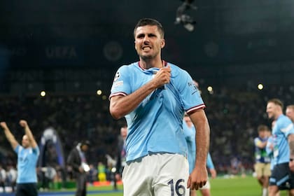 Rodri festeja de cara a los hinchas de Manchester City en la final de la Champions League