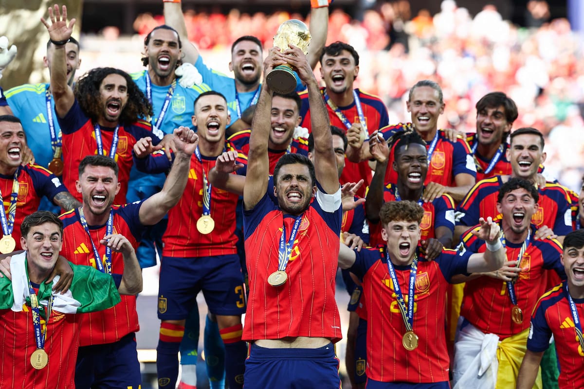 Rodri levanta la Copa del Mundo en Miami; el mediocampista, elegido mejor jugador del torneo, está a punto de pasar a Barcelona