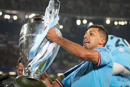 Rodri levanta la Orejona el sábado, como campeón de la Champions League con Manchester City