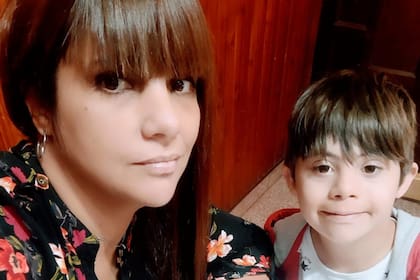 Rodri y su mamá, una tarde de cuarentena mientras hacía su tarea.
