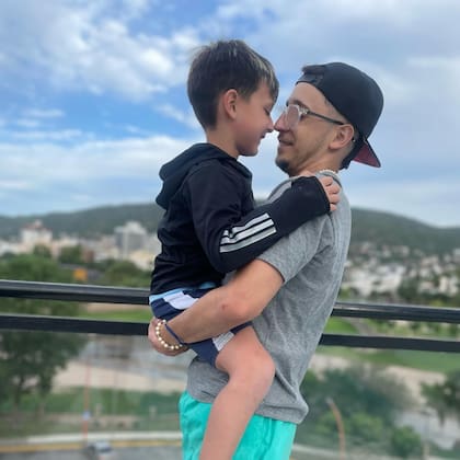 Rodrigo Noya junto a su hijo Bautista