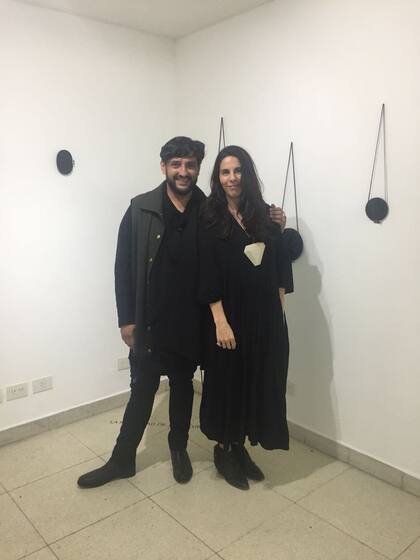 Rodrigo Acosta y Jimena Ríos en la inauguración de Hacer de Ropa