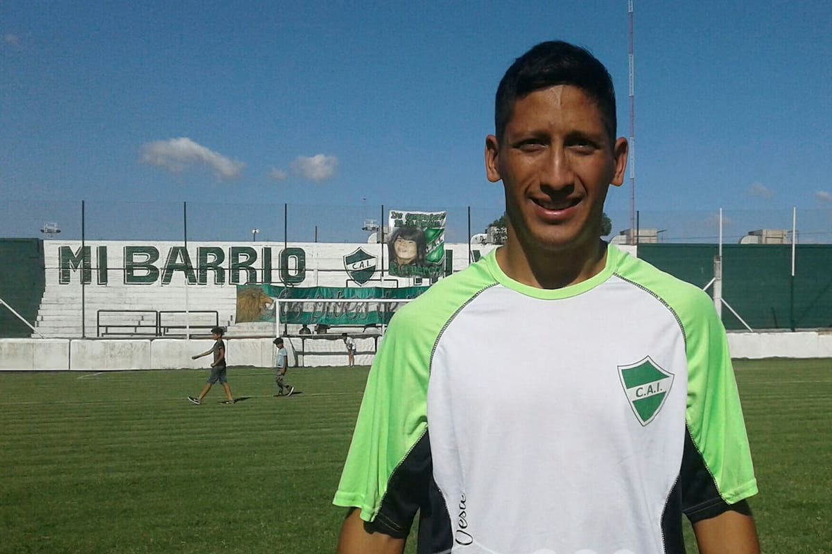 Rodrigo Aliendro con la camiseta de Club Atlético Ituzaingó: el mediocampista dejó una gran imagen durante su paso por la Primera C.
