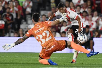 Rodrigo Aliendro remata frente a Marinelli
