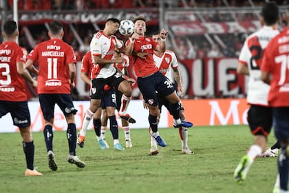 Rodrigo Aliendro y Matías Giménez disputan una pelota área en un clásico en el que Independiente fue algo mejor que River, pero no en el resultado, por la Copa de la Liga Profesional.