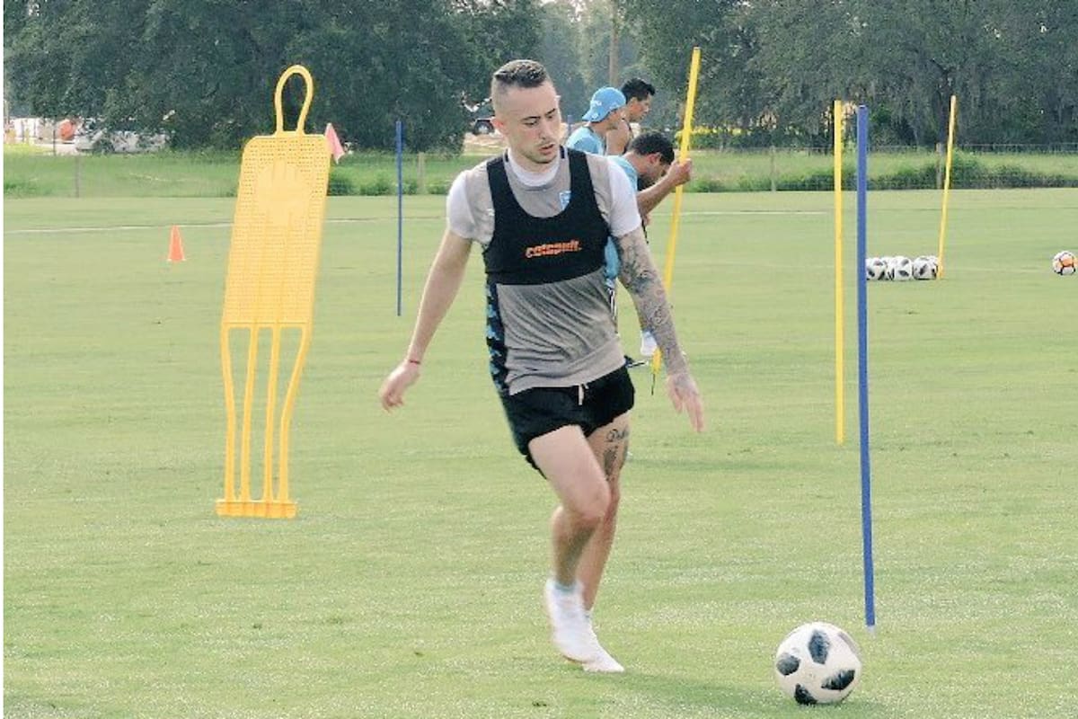 Rodrigo Amaral durante una práctica de Racing: el uruguayo tiene 21 años y entusiasma por su pegada