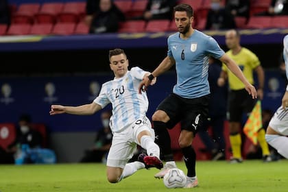 Rodrigo Bentancur ante Giovani Lo Celso, por la Copa América 2021