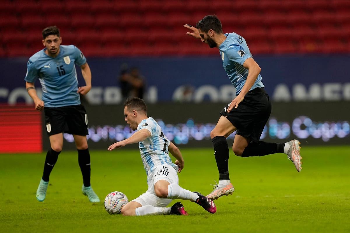 Rodrigo Bentancur derriba a Lo Celso y Valverde completa la escena; el exvolante de Rosario Central fue el socio ideal para Messi y la selección lo extrañó cuando salió golpeado en el comienzo del segundo tiempo