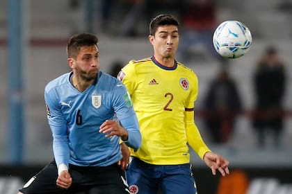 Rodrigo Bentancur y Stefan Medina luchan por la pelota; Uruguay y Colombia no se sacaron ventajas