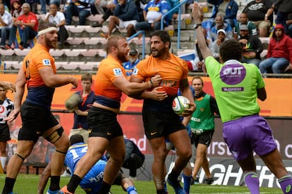 Rodrigo Bruni celebra su try: el octavo fue el mejor de Jaguares