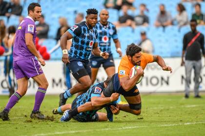 Rodrigo Bruni llega al try, uno de los seis que marcaron los Jaguares en Pretoria