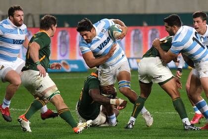 Rodrigo Bruni recibe una zancadilla de Siya Kolisi, el capitán de Springboks, en el 32-12 del último sábado; la Argentina necesita que el ataque se distribuya más parejamente entre forwards y tres cuartos.