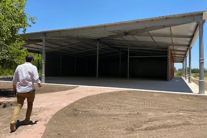 Rodrigo Cadenas ingrando en el galpón donde será el museo
