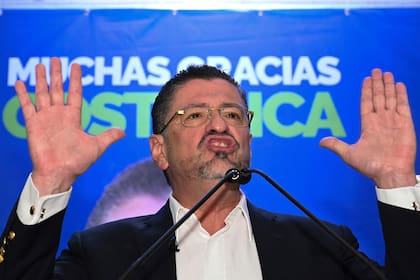 Rodrigo Chaves se dirige a sus simpatizantes después de ganar la segunda vuelta de las elecciones presidenciales, el domingo 3 de abril de 2022, en San José, Costa Rica. (AP Foto/Carlos González)