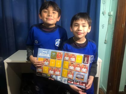 Rodrigo con su hermano Santiago esperan completar pronto el álbum del Mundial