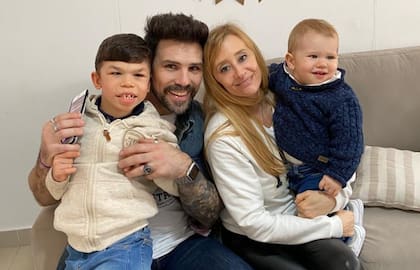 Rodrigo con sus hijos y su pareja.