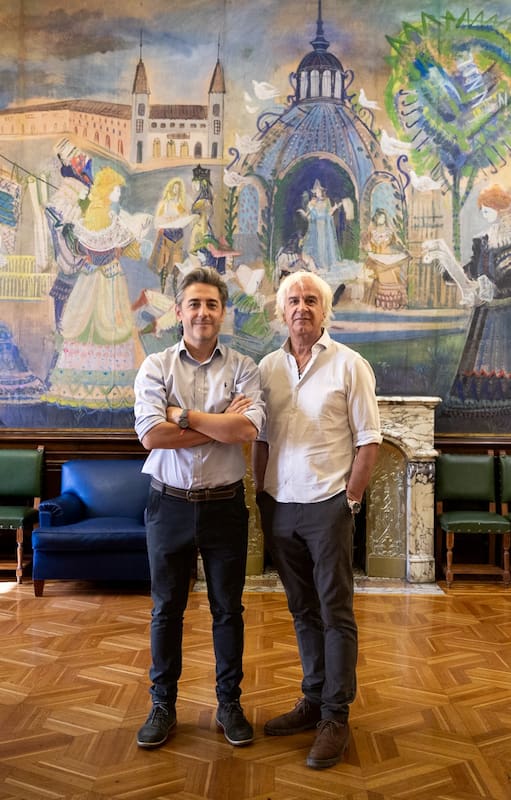 Rodrigo Contreras (izquierda), al frente de la franquicia, y Pablo Campos (derecha), dueño de la marca Croque Madame. Al fondo, el mural de Soldi en el Colegio de Escribanos.