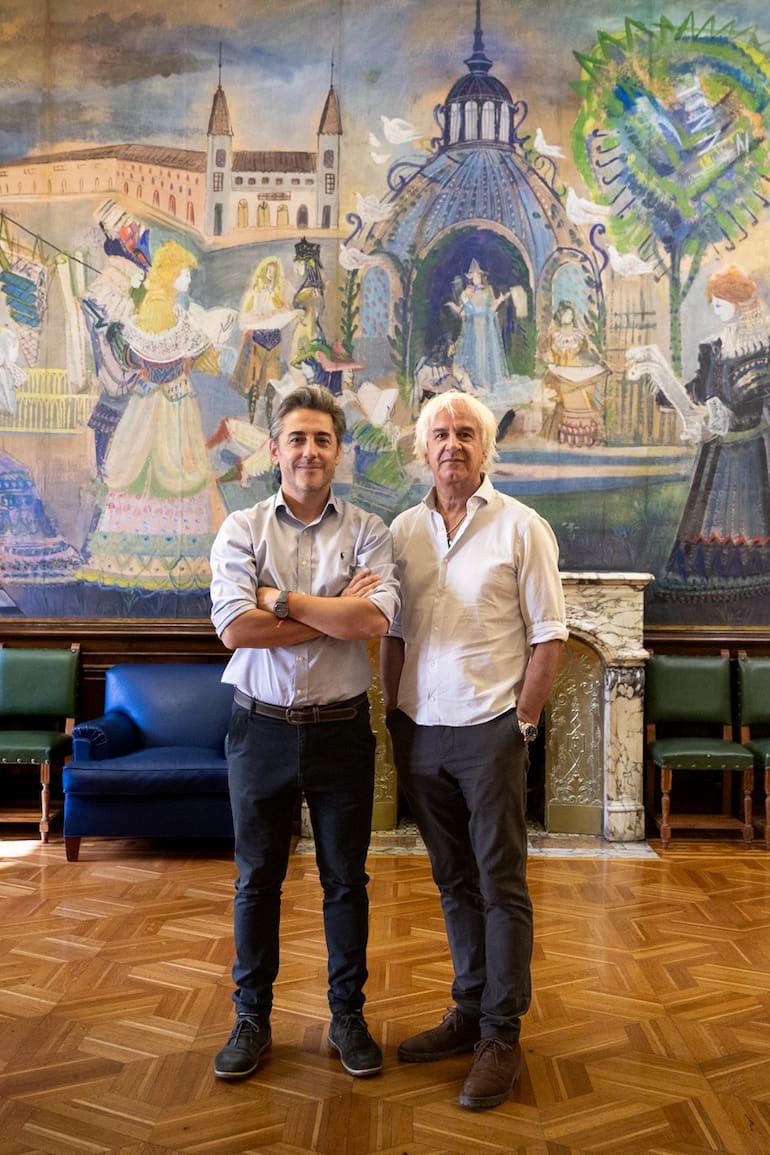 Rodrigo Contreras (izquierda), al frente de la franquicia, y Pablo Campos (derecha), dueño de la marca Croque Madame. Al fondo, el mural de Soldi en el Colegio de Escribanos.