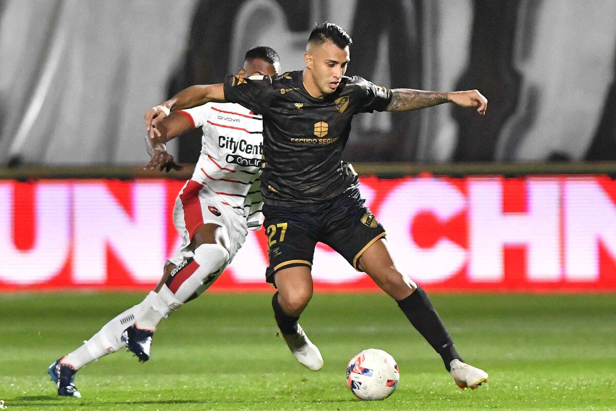 Rodrigo Contreras protege la pelota ante Willer Ditta; Platense 1 vs. Newell's 1 no fue muy entretenido, pero tuvo picos de atención con un blooper y un golazo entre dos de los tres primeros de la Liga Profesional de Fútbol.