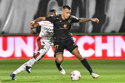 Rodrigo Contreras protege la pelota ante Willer Ditta; Platense 1 vs. Newell's 1 no fue muy entretenido, pero tuvo picos de atención con un blooper y un golazo entre dos de los tres primeros de la Liga Profesional de Fútbol.