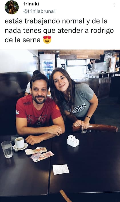 Rodrigo de la Serna junto a su fanática en el interior del restaurante donde trabaja