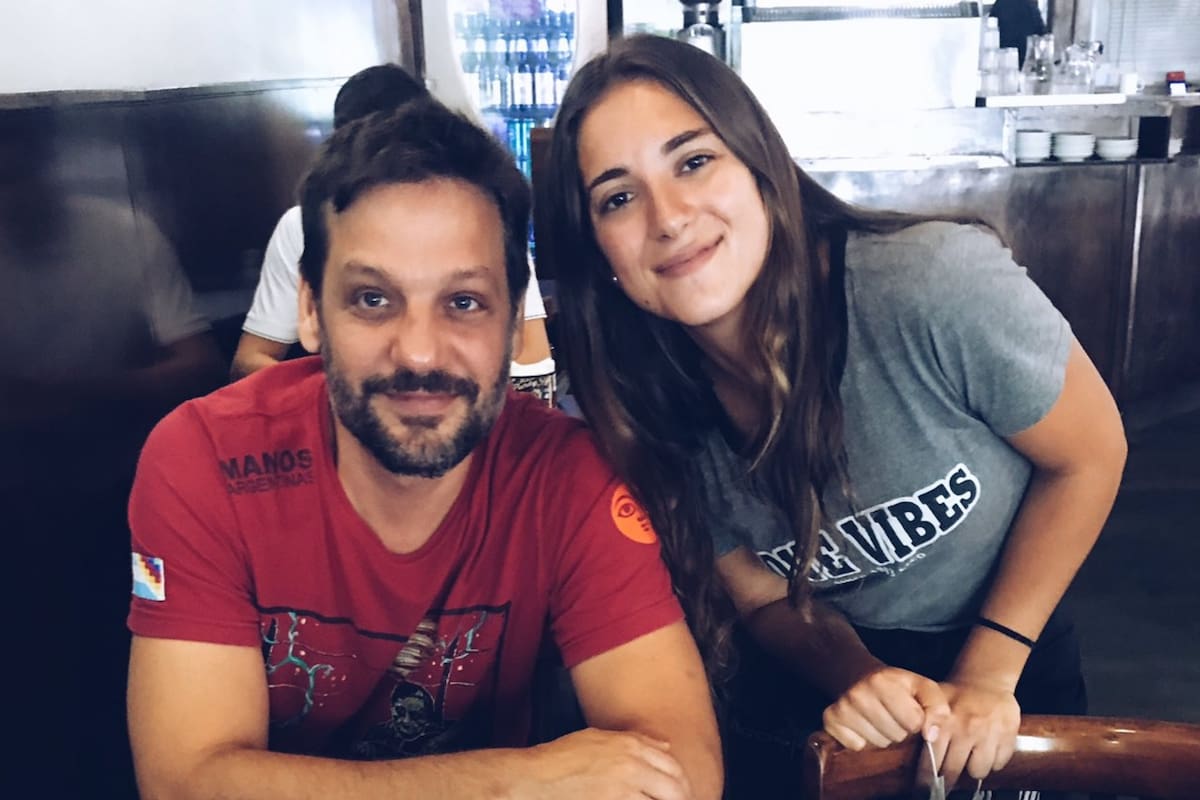 Rodrigo de la Serna se volvió viral tras posar en un bar con una moza que le pidió una foto