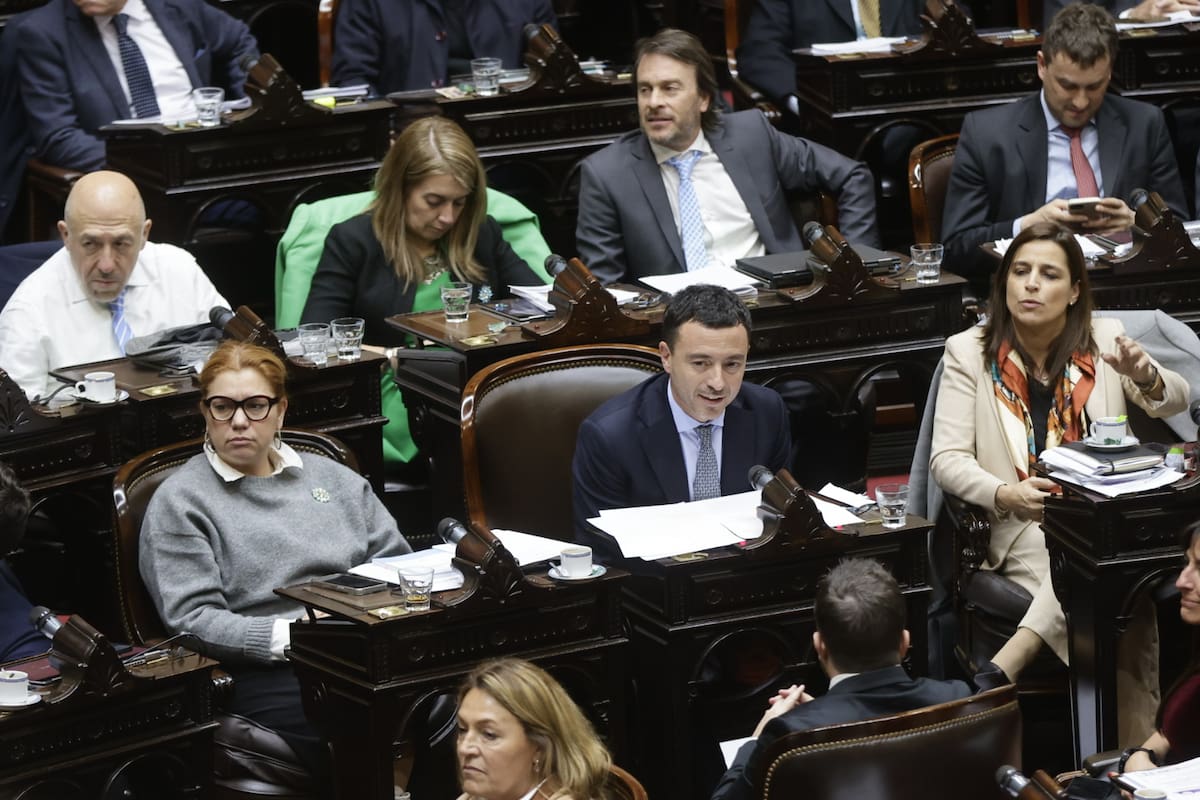 Rodrigo de Loredo, rodeado por diputados radicales en el recinto