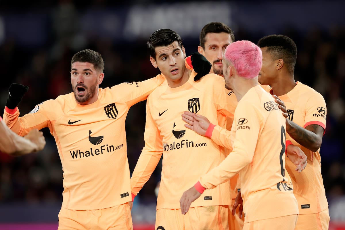 Rodrigo De Paul abraza a Álvaro Morata después del primer gol de Atlético de Madrid, que le ganó a Levante y lo eliminó de la Copa del Rey.