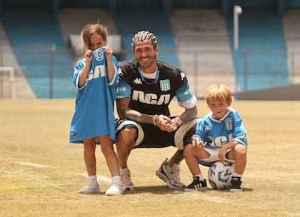 Rodrigo De Paul, campeón del mundo en Qatar 2022 y surgido de Racing, visitando con sus hijos el Cilindro de Avellaneda el 23 de diciembre de 2024
