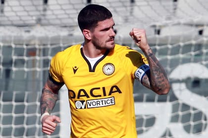 Rodrigo De Paul de Udinese celebra tras anotar el primer gol de su equipo durante el partido de la Serie A italiana entre Spezia y Udinese, en el estadio Alberto Picco en La Spezia, Italia, el domingo 31 de enero de 2021