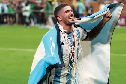 Rodrigo de Paul, feliz, encendió un puro y se puso la red del arco como collar. Tini Stoessel no pudo acompañarlo en la final, pero el hermano de la cantante, Fran, bajó a la cancha para celebrar con él.