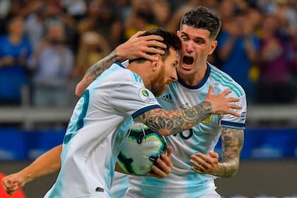 Rodrigo De Paul festeja el gol de Lionel Messi ante Paraguay en la Copa América 2019, uno de los cuatro títulos que ganó con la selección
